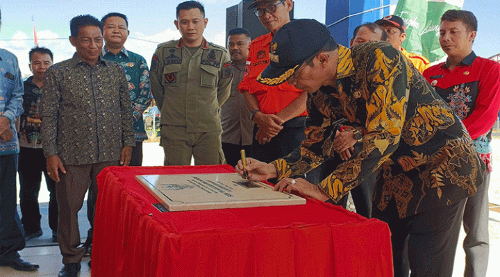 Bupati Murung Raya Perdie M. Yoseph menandatangani prasasti tanda diresmikannya kantor BPBD Murung Raya yang baru, Kamis, 11 Mei 2023.