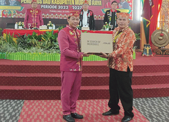 Bupati Murung Raya Perdie M. Yoseph menyerahkan laptop secara simbolis kepada perwakilan Damang Kepala Adat di Murung Raya di aula gedung DAD Kabupaten Murung Raya di Puruk Cahu, Kamis, 22 Juni 2023.