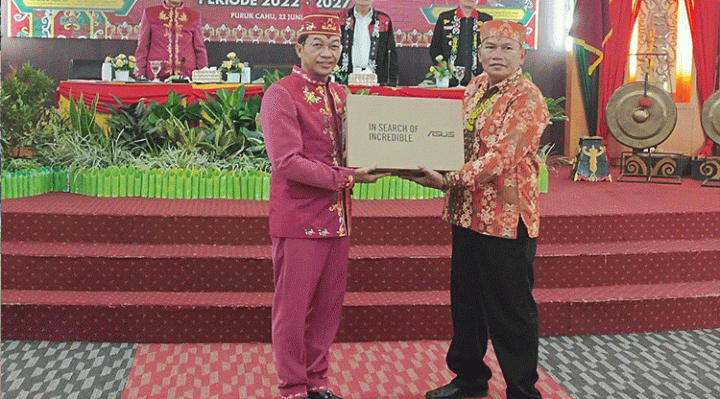 Bupati Murung Raya Perdie M. Yoseph menyerahkan laptop secara simbolis kepada perwakilan Damang Kepala Adat di Murung Raya di aula gedung DAD Kabupaten Murung Raya di Puruk Cahu, Kamis, 22 Juni 2023.