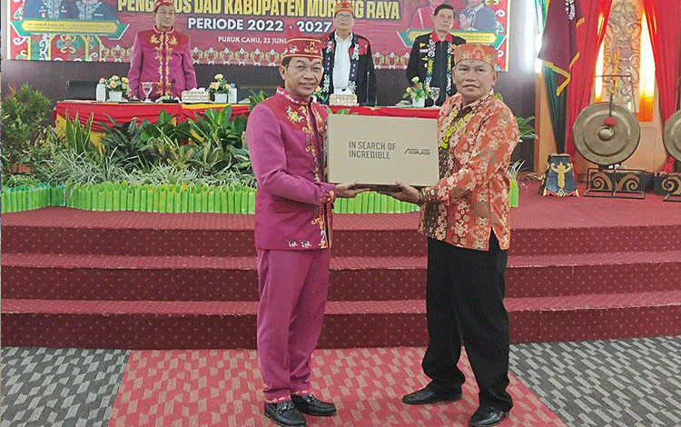 Damang Kepala Adat di Murung Raya Terima Bantuan Laptop dan Printer dari Bupati