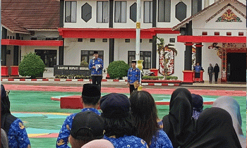 Bupati Murung Raya Perdie M. Yoseph saat memimpin apel gabungan dihalaman kantor Bupati, Rabu, 17 Mei 2023.