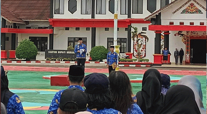 Bupati Murung Raya Perdie M. Yoseph saat memimpin apel gabungan dihalaman kantor Bupati, Rabu, 17 Mei 2023.