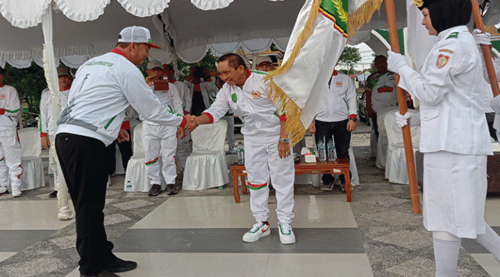 Bupati Sukamara Windu Subagio menyalami Ketua KONI Sukamara, Muhammad Yamin pada pelepasan Kontingen Porprov Kalteng, Jumat, 21 Juli 2023.