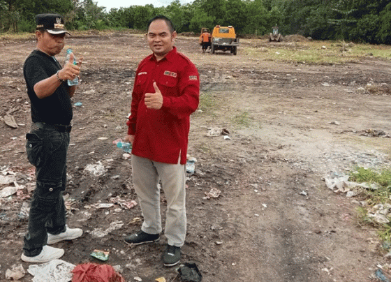 Camat Baamang Sufiansyah dan Ketua UMKM Harati Rahmat Noor memantau pembersihan lokasi Nur Mentaya Expo di lapangan tanah Kecamatan Baamang, Kamis, 13 Juli 2023.