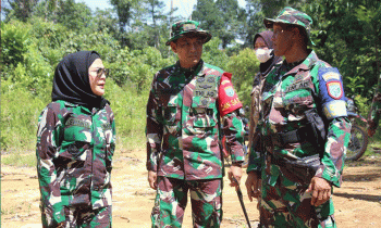Dandim 1015 Sampit Letkol Inf Muhammad Tandri Subrata bersama akil Bupati Seruyan Iswanti saat melakukan peninjauan lokasi TMMD.