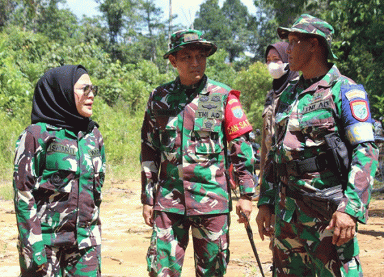 Dandim 1015 Sampit Letkol Inf Muhammad Tandri Subrata bersama akil Bupati Seruyan Iswanti saat melakukan peninjauan lokasi TMMD.