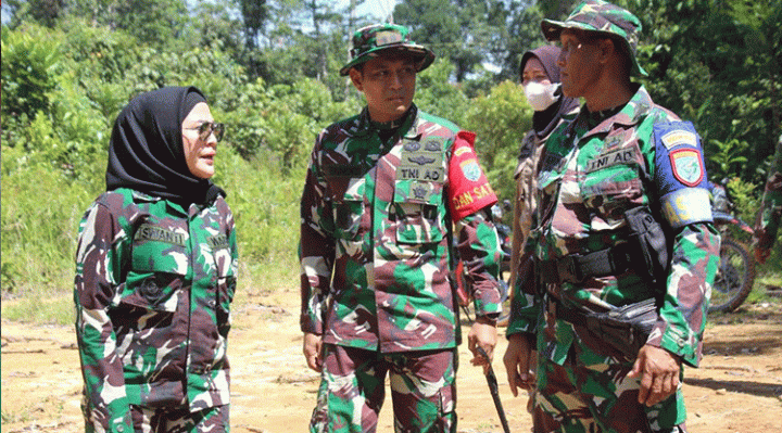 Dandim 1015 Sampit Letkol Inf Muhammad Tandri Subrata bersama akil Bupati Seruyan Iswanti saat melakukan peninjauan lokasi TMMD.