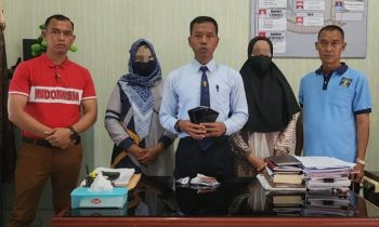 Dua orang perempuan yang diamankan Petugas Lapas Sampit, lantaran mencoba menyelundupkan barang elektronik untuk WBP, Sabtu, 1 Juli 2023.