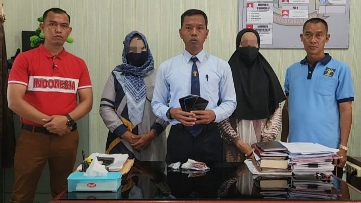 Dua orang perempuan yang diamankan Petugas Lapas Sampit, lantaran mencoba menyelundupkan barang elektronik untuk WBP, Sabtu, 1 Juli 2023.