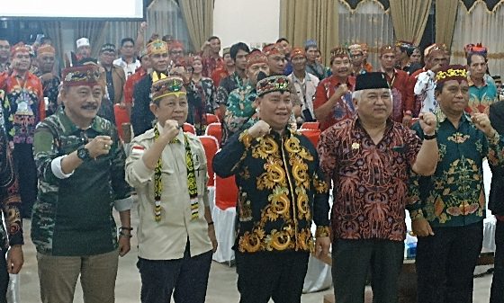 Foto 1. Ketua Umum DAD Kotim terpilih, Halikinnor tengah berfoto bersama dengan hadirin penutupan Musda III DAD Kotim, Sabtu, 22 Juli 2023.