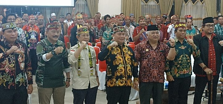 Foto 1. Ketua Umum DAD Kotim terpilih, Halikinnor tengah berfoto bersama dengan hadirin penutupan Musda III DAD Kotim, Sabtu, 22 Juli 2023.