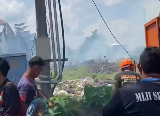 Foto Kebakaran lahan terjadi di dekat trafo listrik samping Gudang Bulog, Jalan HM Arsyad, Senin, 31 Juli 2023.