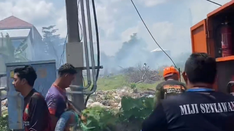 Breaking News! Terjadi Kebakaran Lahan dekat Trafo Listrik di Samping Kantor Bulog