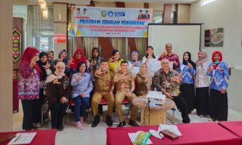 Foto bersama Disdik Kotim dengan para peserta dan narasumber kegiatan penguatan kompetensi Penilik dan TLD, Senin, 24 Juli 2023.