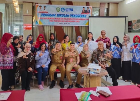 Foto bersama Disdik Kotim dengan para peserta dan narasumber kegiatan penguatan kompetensi Penilik dan TLD, Senin, 24 Juli 2023.