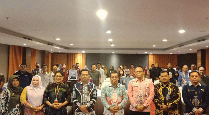 Foto bersama pada acara DPMPTSP Kotim sosialisasi implementasi pengawasan perizinan berusaha berbasis risiko, Kamis, 13 Juli 2023.