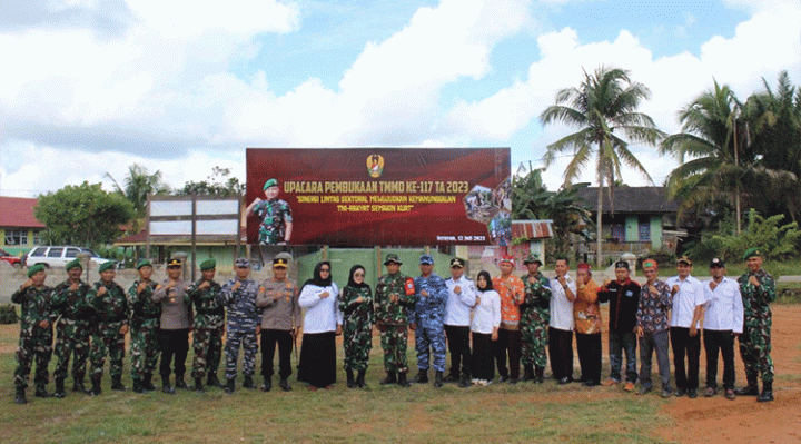 Foto bersama pada pembukaan TMMD ke 117 tahun 2023 yang dilaksanakan Kodim 1015 Sampit di Kabupaten Seruyan.