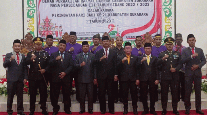 Foto bersama pada rapat paripurna DPRD Kabupaten Sukamara pada Peringatan Hari Jadi ke 21 Kabupaten Sukamara, Selasa, 4 Juli 2023.