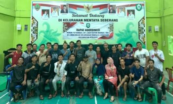 Foto bersama para pengurus Karang Taruna Kelurahan Mentaya Seberang pada kegiatan sharing session, Jumat, 14 Juli 2023.