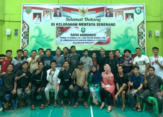 Foto bersama para pengurus Karang Taruna Kelurahan Mentaya Seberang pada kegiatan sharing session, Jumat, 14 Juli 2023.