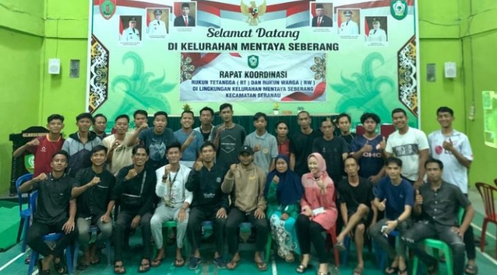 Foto bersama para pengurus Karang Taruna Kelurahan Mentaya Seberang pada kegiatan sharing session, Jumat, 14 Juli 2023.