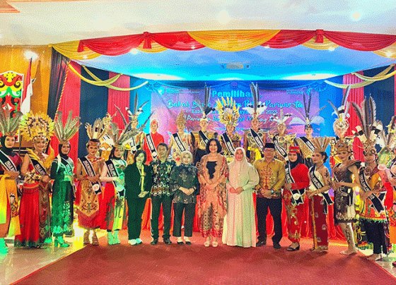 Foto bersama peserta putra putri perwakilan kecamatan di Murung Raya di Gedung Pertemuan Umun (GPU) Tira Tangka Balang, Selasa, 9 Mei 2023.