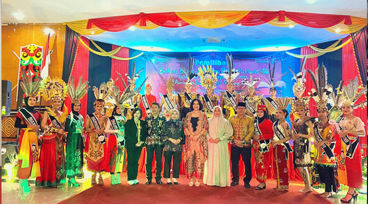 Foto bersama peserta putra putri perwakilan kecamatan di Murung Raya di Gedung Pertemuan Umun (GPU) Tira Tangka Balang, Selasa, 9 Mei 2023.