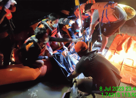 Foto penemuan korban perahu kecil jenis alkon yang terbalik di DAS Kahayan.