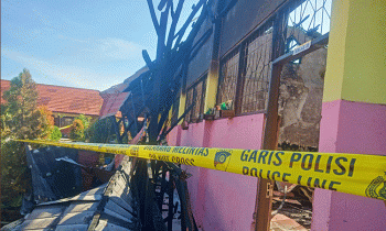 Garis polisi di lokasi kebakaran masih terpasang untuk kepentingan penyelidikan.