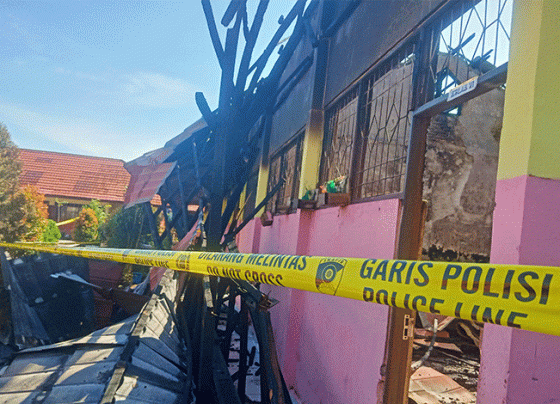 Garis polisi di lokasi kebakaran masih terpasang untuk kepentingan penyelidikan.