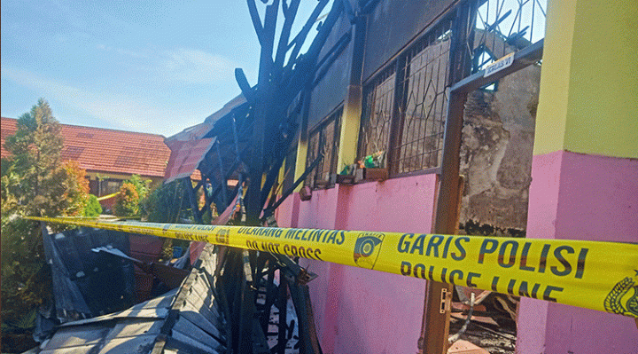 Garis polisi di lokasi kebakaran masih terpasang untuk kepentingan penyelidikan.