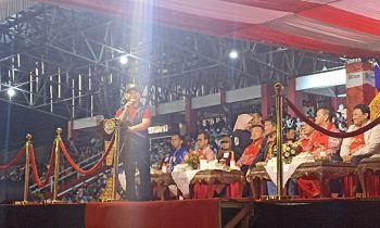 Gubernur Kalteng H Sugianto Sabran berdiri membuka Porprov XII Kalteng 2023, Rabu, 26 Juli 2023.