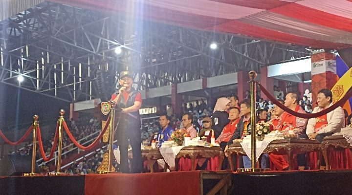 Gubernur Kalteng H Sugianto Sabran berdiri membuka Porprov XII Kalteng 2023, Rabu, 26 Juli 2023.