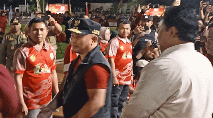 Gubernur Kalteng H Sugianto Sabran menyerahkan bantuan alat olahraga kepada 17 kecamatan di Kotim, Rabu, 26 Juli 2023.
