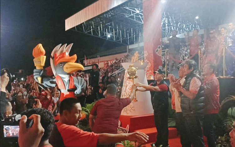 Gubernur Kalteng Menyalakan Obor Simbol Porprov XII 2023 Resmi Dibuka