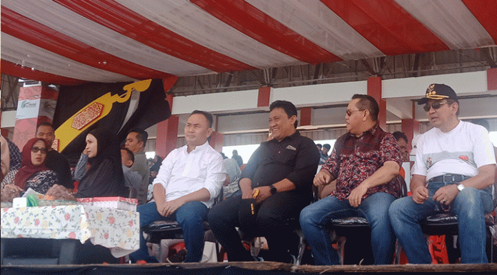 Gubernur Kalteng Sugianto Sabran saat menyaksikan pertandingan sepak bola Seruyan Kobar pada Porprov ke 12.