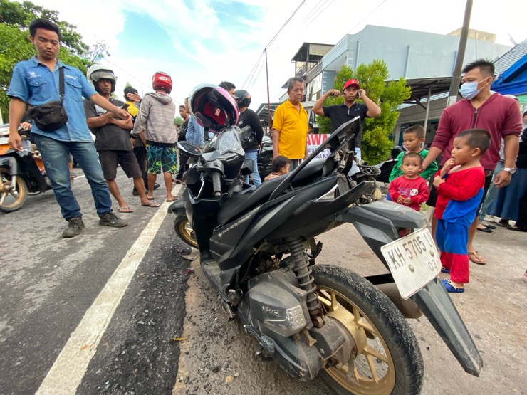 Serempet Truk Melintas, Ibu-Ibu Hampir Terlindas