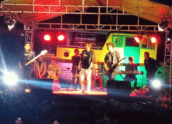 Iman Demeises Saat tampil di education culture museum pameran dan kuliner kabupaten Kotawaringin Timur, Jumat, 7 Juli 2023.