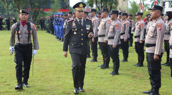 Kapolres Kotim AKBP Sarpani saat mengecek pasukan dalam Upacara HUT Ke 77 Bhayangkara, 1 Juli 2023.