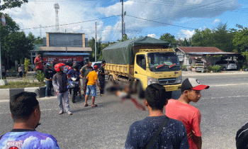 Kecelakaan maut dum truk VS roda dua mengakibatkan satu korban meninggal dunia di Jalan Tjilik Riwut Km 4 Kereng Humbang Kasongan, Jumat, 28 Juli 2023 sekitar pukul 14.10 WIB.