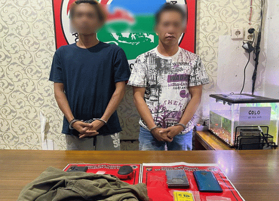 Kedua pelaku saat diamankan di Mapolres Kotim.