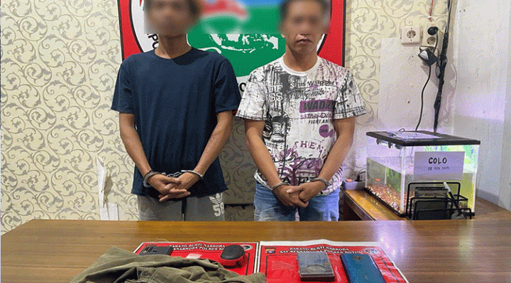 Kedua pelaku saat diamankan di Mapolres Kotim.