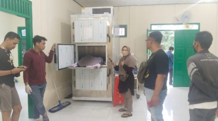 Keluarga saat mendatangi jasad korban yang berada di ruang jenazah RSUD dr Murjani Sampit. 1