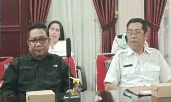 Kepala Badan Kesatuan Bangsa dan Politik Kabupaten Murung Raya Mizam Chandrapati (kemeja putih)