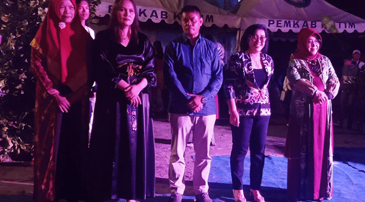 Kepala Disbudpar Kotim Kotim Ellena Rosie foto sejumlah pejabat, Minggu, 9 Juli 2023.