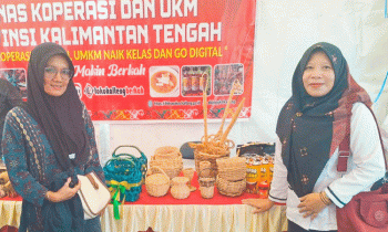 Kepala SDN 3 Kota Besi Hilir Eka Purdiawati baju putih dan petugas stand bazar UMKM dengan kreasi limbah rotan, Rabu, 26 Juli 2023.