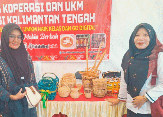 Kepala SDN 3 Kota Besi Hilir Eka Purdiawati baju putih dan petugas stand bazar UMKM dengan kreasi limbah rotan, Rabu, 26 Juli 2023.