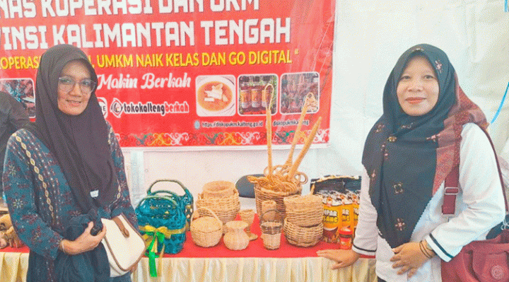 Kepala SDN 3 Kota Besi Hilir Eka Purdiawati baju putih dan petugas stand bazar UMKM dengan kreasi limbah rotan, Rabu, 26 Juli 2023.