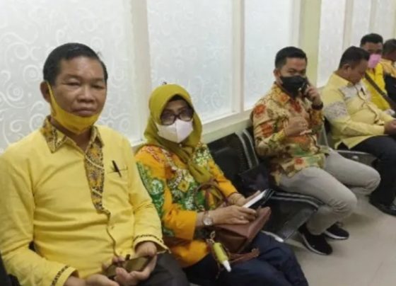 Ketua Fraksi Golkar DPRD Kotim, Nadie paling kiri bersama jajaran anggota fraksi lainnya.