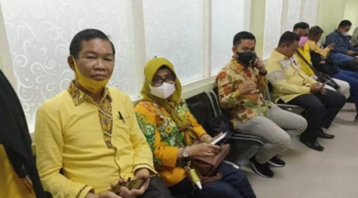 Ketua Fraksi Golkar DPRD Kotim, Nadie paling kiri bersama jajaran anggota fraksi lainnya.